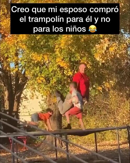 Un hombre se divirtió con sus hijos en un trampolín. Fuente: Captura de video
