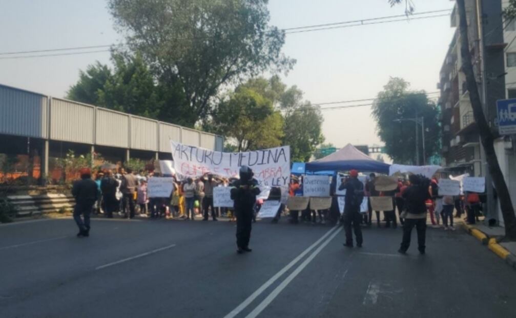 Manifestantes cierran Calzada de Tlalpan para exigir apoyos ante Covid-19