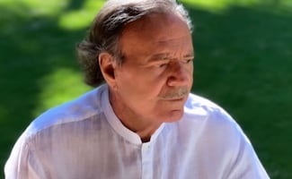Julio Iglesias enfrenta denuncia por presuntos casos de acoso y agresión sexual, lo acusan dos mujeres que trabajaron para él