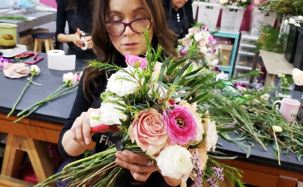 Elizabeth Ladrón elaborando un ramo de Floristika. La tradición de los arreglos florales para boda tiene muchas vertientes; para los enlaces matrimoniales de Cataluña y Barcelona, en España, se acostumbra que el ramo no lo elija la novia, sino que se lo entregue el padrino de nacimiento o familiar cercano como sorpresa, acompañado por una poesía escrita. Foto: Cortesía Floristika.