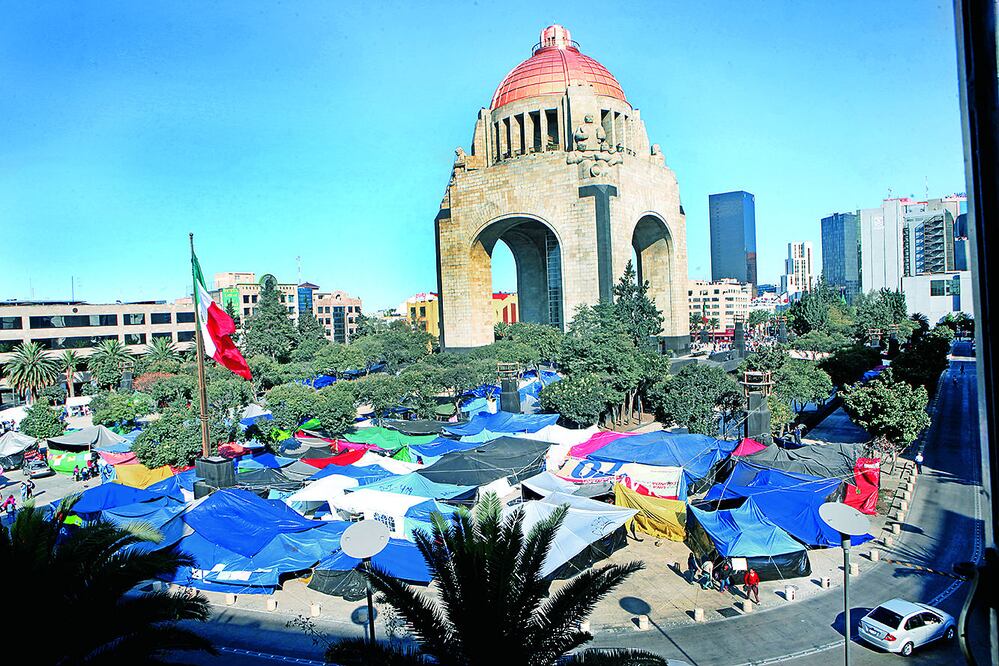 Desde hace un año y 11 meses, la Coordinadora Nacional de Trabajadores de la Educación mantiene un plantón en la zona del Monumento a la Revolución (ARCHIVO EL UNIVERSAL)
