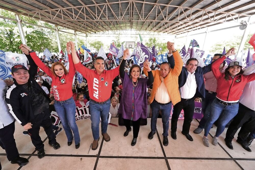 De gira por Sinaloa, Xóchitl Gálvez Ruiz, precandidata de Fuerza y Corazón por México, realizó un mitin acompañada de Jorge El Travieso Arce (izq.) y los dirigentes del PRI, Alejandro Moreno, y PRD, Jesús Zambrano. Foto: Especial
