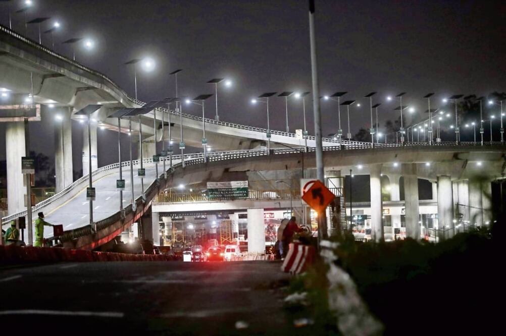 A las 5:06 horas de ayer entró el primer vehículo particular a la Autopista Urbana Sur desde la rampa de acceso en las inmediaciones de la caseta México-Cuernavaca, en Tlalpan (FERNANDO RAMÍREZ. EL UNIVERSAL)