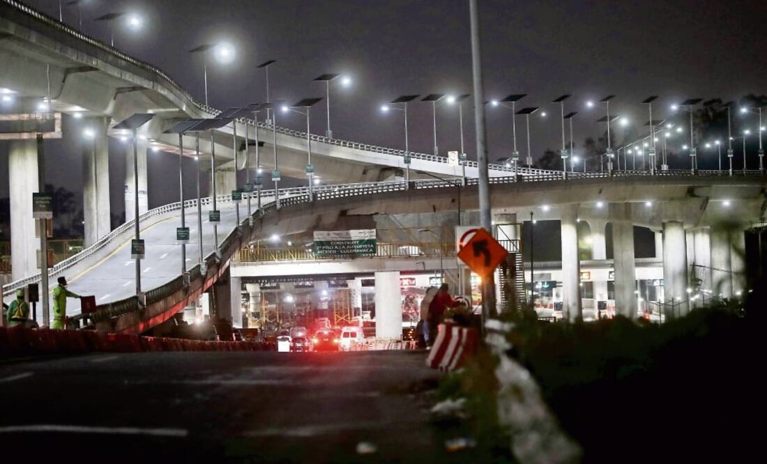 A las 5:06 horas de ayer entró el primer vehículo particular a la Autopista Urbana Sur desde la rampa de acceso en las inmediaciones de la caseta México-Cuernavaca, en Tlalpan (FERNANDO RAMÍREZ. EL UNIVERSAL)