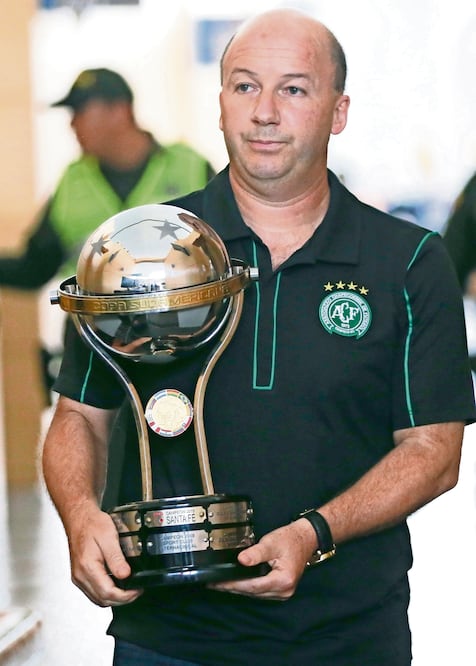 El Independiente de Santa Fe regaló una Copa al Chapecoense (FERNANDO VERGARA.)