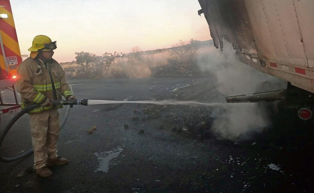 Elementos del CJNG incendiaron un tráiler en la zona donde convergen los estados de Michoacán, Guanajuato y Jalisco para evitar la movilización de fuerzas federales y estatales. (17/03/2025) Foto: Especial