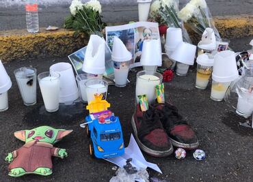 Con fotografías, flores, juguetes y dulces hacen memorial a menor atropellado en avenida Central