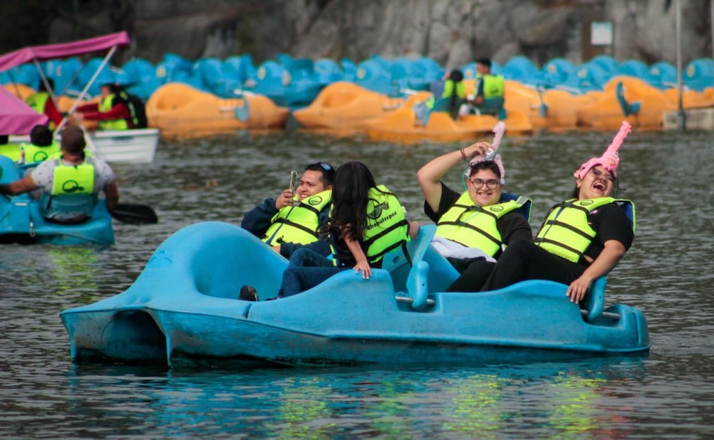 Familias disfrutan de la Navidad y pasean por el Bosque de Chapultepec, en la Ciudad de México. Foto: Santiago Reyes/EL UNIVERSAL