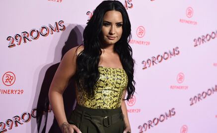 Demi Lovato impacta con tremendo escote en traje de baño