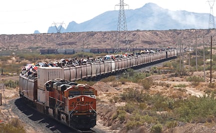 Migrantes cabalgan La Bestia