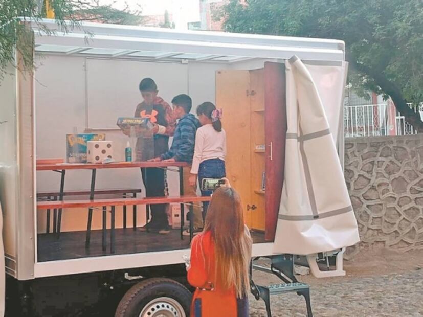 Maestra da clases sobre ruedas: adaptó camioneta como salón