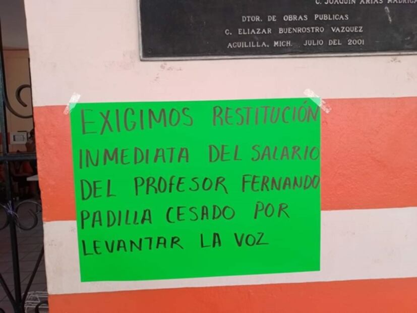 Se manifiestan en Aguililla en respaldo a profesor al que Aureoles empujó