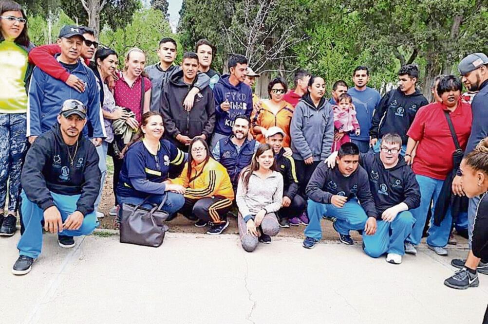 Deportistas de Special Olympics y sus familiares. La asociación se fundó en 1968 para proporcionar entrenamiento deportivo y competición atlética todo el año en una variedad de deportes de tipo olímpico para niños y adultos con discapacidades.