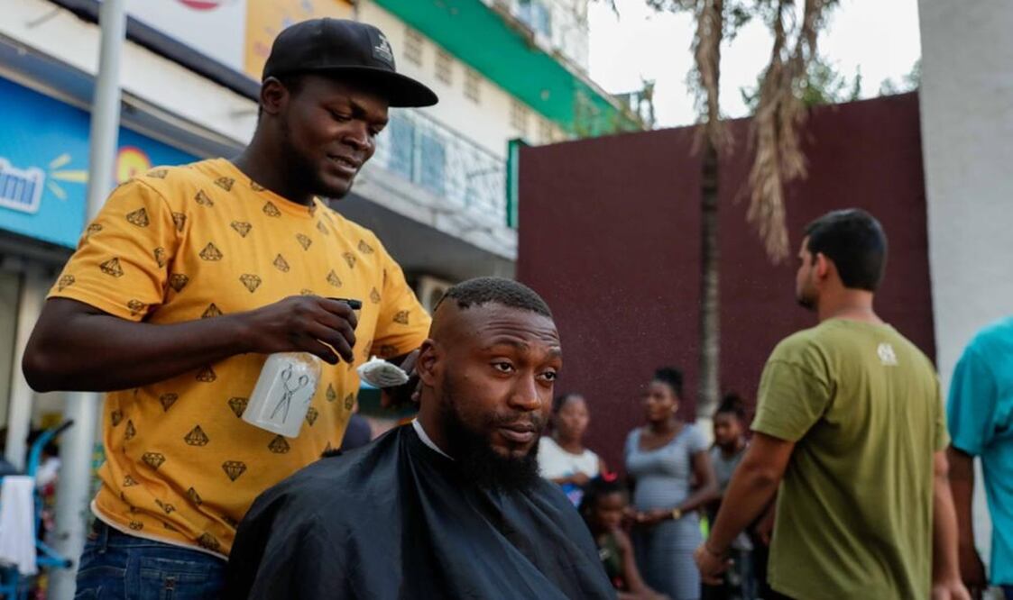 “Quiero llegar a Estados Unidos. Allá tengo familia, pero por lo pronto, los meses que esperaré voy a trabajar de barbero para pagar el cuarto que rente en 3 mil pesos mensuales y para dar de comer a mí familia”. Foto: especial