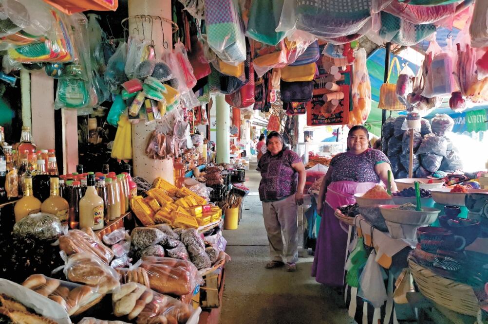 En los mercados públicos se observa a mujeres —con su característica vestimenta— que ofrecen productos oaxaqueños, como pan, totopos, dulces y platillos típicos, entre una gran variedad.