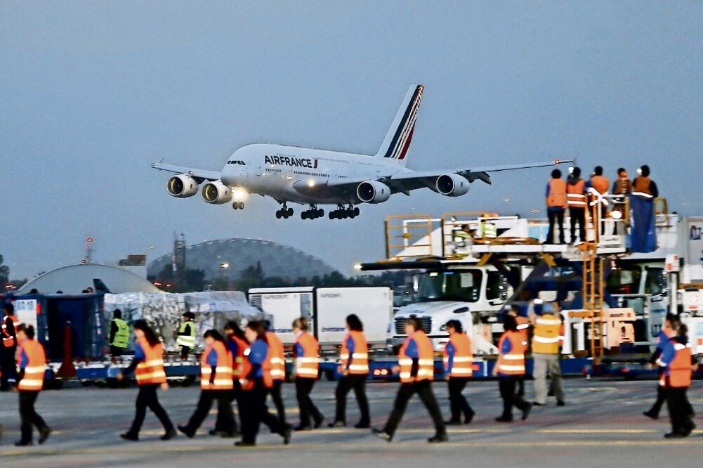 El avión Airbus-380 de la empresa Air France contará del 12 de enero al 26 de marzo con tres vuelos a la semana; posteriormente la frecuencia se incrementará a siete por semana (JOSÉ MÉNDEZ. EFE)