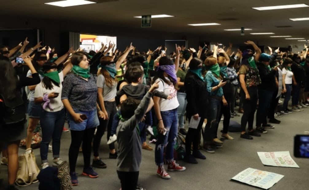 Crónica fotográfica de la "marea verde" feminista en la FIL Guadalajara