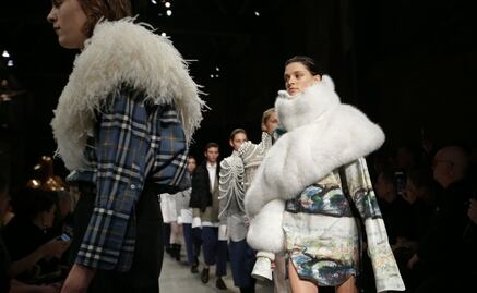 Burberry deja de quemar sus prendas y dice adiós al uso de pieles