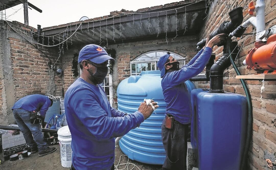 El programa piloto arrancó en 2021 con la entrega de sistemas de cap- tación de agua en 600 casas de Zapopan en zozobra por las sequías. Foto: Especial 