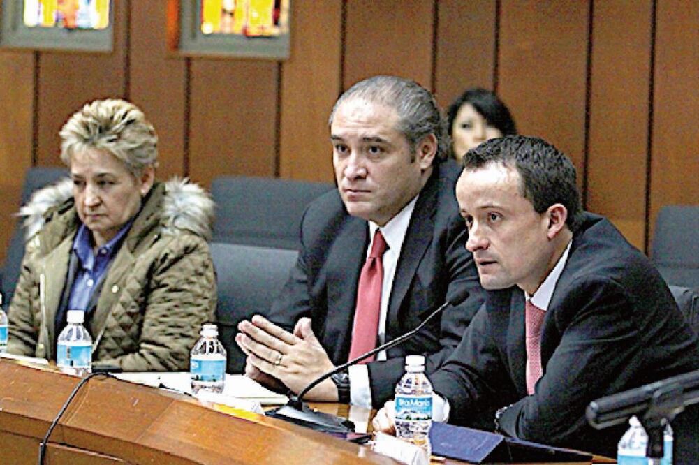 MIkel Arriola, director del IMSS (derecha), ayer al presentar su plan de trabajo ante los 35 delegados estatales de la institución (ESPECIAL)