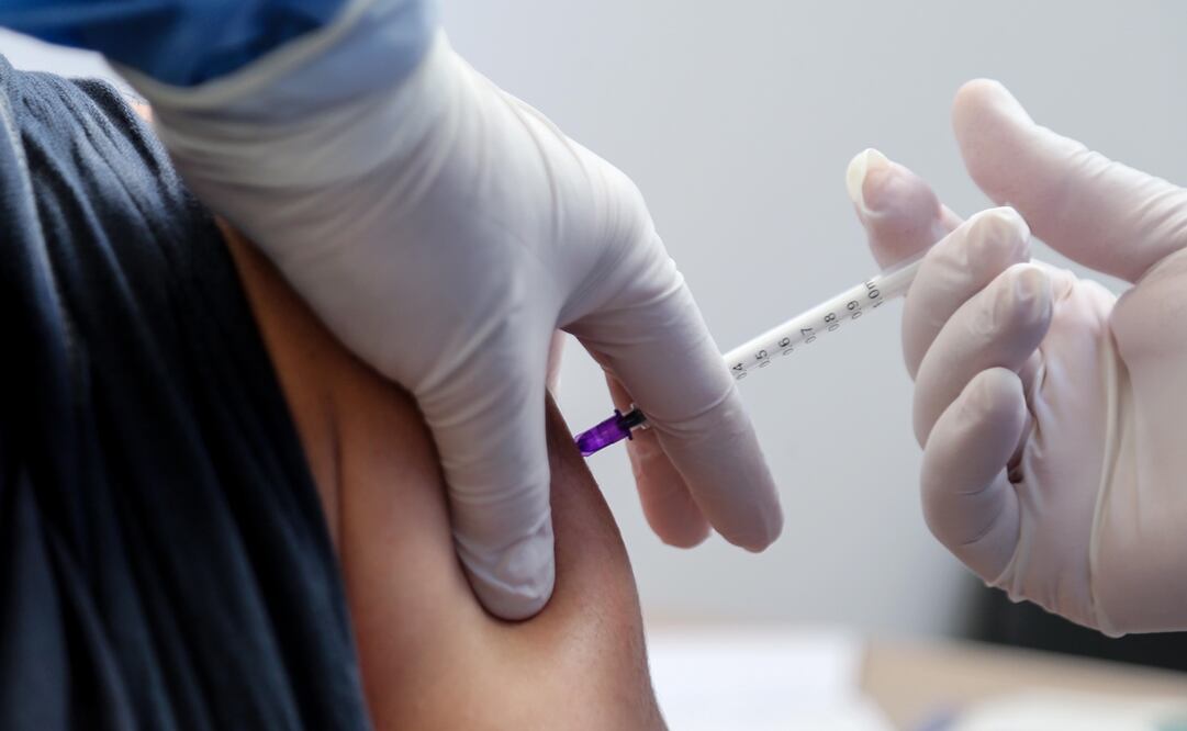 Imagen genérica de una persona recibiendo una vacuna. Foto: EFE/EPA/NABIL MOUNZER