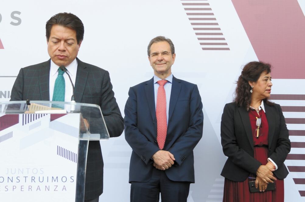 El legislador Mario Delgado y el titular de la SEP, Esteban Moctezuma Barragán, dialogaron durante la plenaria de diputados de Morena. Foto/CARLOS MEJÍA. EL UNIVERSAL