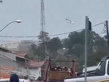 VIDEO: “¡Tengan cuidado, va a explotar!”: dramáticos testimonios de vecinos que filmaron la caída del avión en Brasil