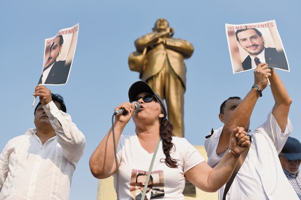 Aracely Careta, madre de un joven asesinado en una fiesta el viernes pasado en Minatitlán, encabezó la marcha por la paz que concluyó en el Palacio Municipal. Foto: ÁNGEL HERNÁNDEZ. EL UNIVERSAL