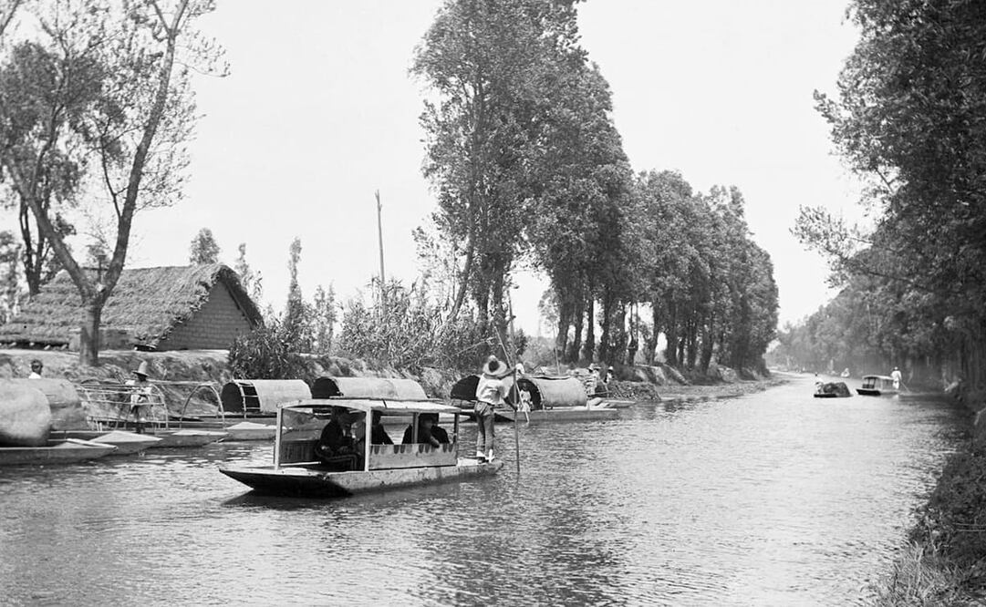 Impresionante imagen del canal de la viga, otra de las zonas lacustres de la capital que atravesaba importantes comunidades como la zona de Santa Anita en Iztacalco. Hoy este paisaje ha desaparecido y se le conoce como Canal Nacional. Aquí el pte. Benito Juárez fue testigo de la explosión de la caldera del barco de vapor en el que viajaba; afortunadamente nadie resultó herido. Cortesía.