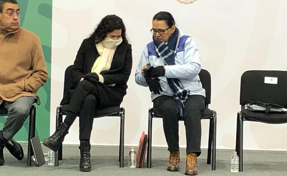Rosa Icela Rodríguez y Luisa María Alcalde trataron de protegerse del frío. Foto: Alberto Morales / EL UNIVERSAL