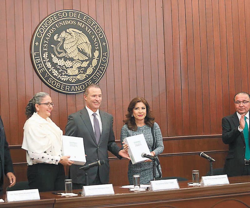 En el salón Constituyentes del Congreso local, el mandatario Quirino Ordaz Coppel entregó el documento, en el que indicó que los funcionarios están a disposición para explicar dudas al respecto.