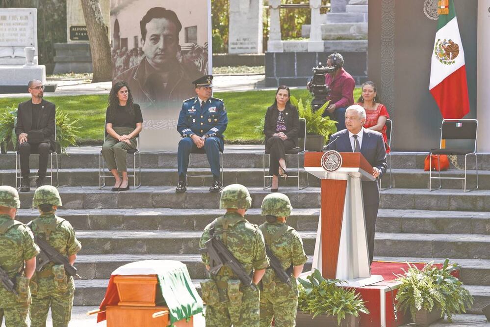 Durante la ceremonia de inhumación de Valentín Campa Salazar, el presidente Andrés Manuel López Obrador destacó que el líder ferrocarrilero “no se rindió, no claudicó, no se vendió, actuó siempre con integridad”. Foto/DIEGO SIMÓN SÁNCHEZ. EL UNIVERSAL