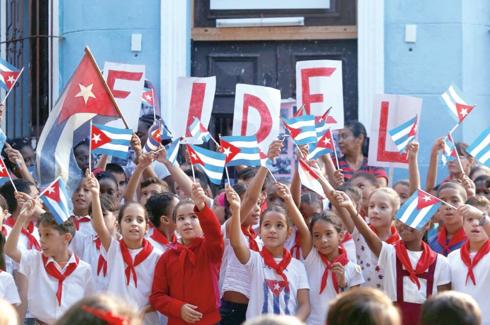 Niños cubanos participaron en un acto para conmemorar el primer aniversario del deceso de Fidel Castro, en La Habana. A lo largo de los próximos días se realizarán en el país una serie de vigilias. (REUTERS)