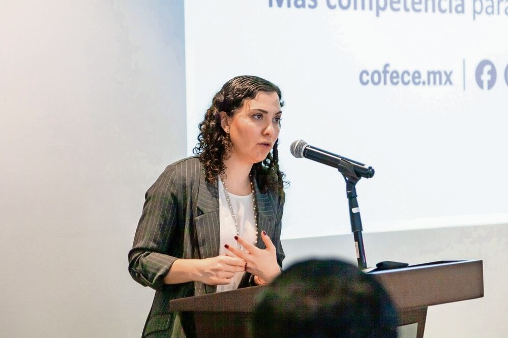 La comisionada presidenta de la Cofece pidió a los legisladores “más dientes” para que el organismo pueda imponer multas y sanciones a actores económicos. Foto: EL UNIVERSAL