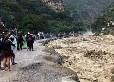 Lluvias y desbordamiento de río provocan afectaciones en grutas de Tolantongo en Hidalgo