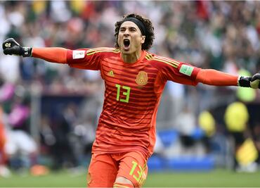 La FIFA recuerda grandes atajadas de Memo Ochoa para celebrar su cumpleaños