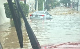 Lluvias provocan inundaciones y socavones en varios municipios de Baja California Sur; reportan que autos fueron arrastrados por arroyos