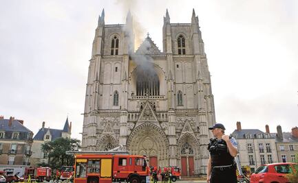 Investigan incendio en catedral francesa