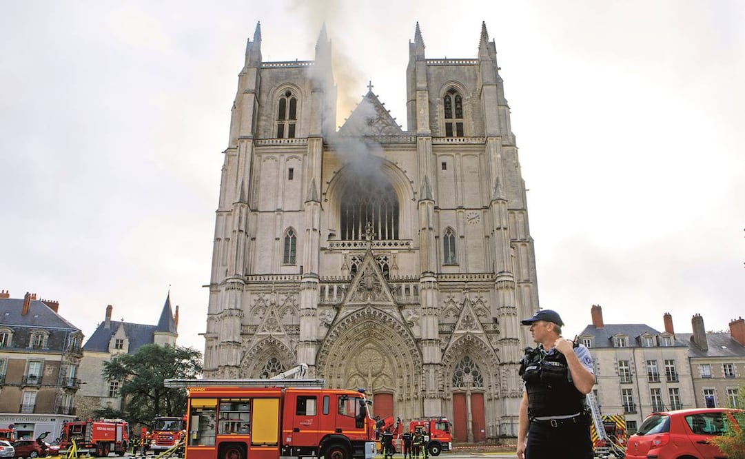 Gracias a un centenar de bomberos, el fuego fue controlado con bastante rapidez en la catedral de Nantes, cuya construcción duró de 1434 a 1891. Foto: LAETITIA NOTARIANNI. AP