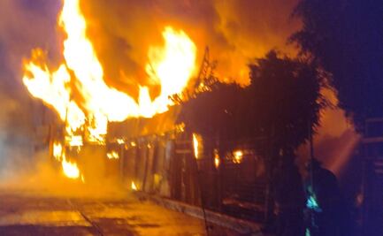 Reportan incendio al interior de un local de venta de llantas en la GAM