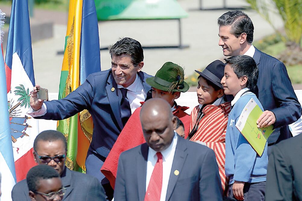 El presidente de Guatemala, Jimmy Morales, se encontró con el presidente Enrique Peña Nieto durante la IV Cumbre de la Comunidad de Estados Latinoamericanos y Caribeños que se llevó a cabo en Quito, Ecuador (PRESIDENCIA)