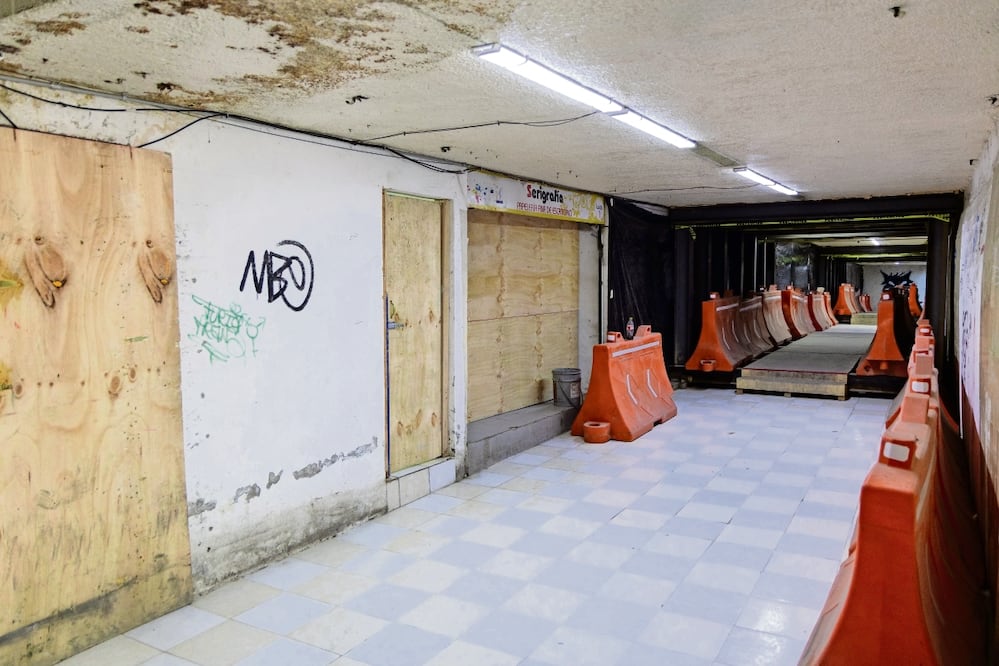 Actualmente 13 pasos a desnivel ubicados sobre Calzada de Tlalpan son rehabilitados como parte de las obras que se realizan por el Mundial de Futbol. Los locatarios fueron reubicados temporalmente en otras plazas comerciales. Foto: Hugo Salvador/ EL UNIVERSAL