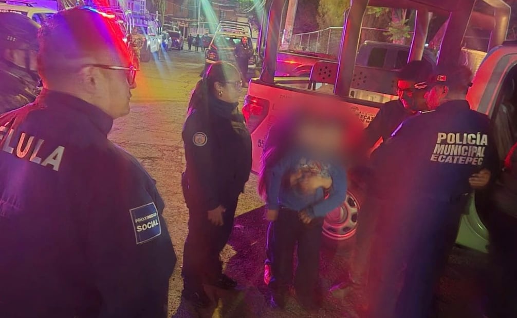 Policía de Ecatepec y semar rescataron a un niño de seis años de edad, quien desapareció la noche del martes en la colonia San Agustín. Foto: especial