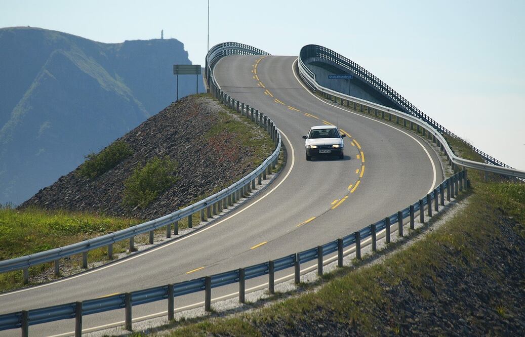 Si al rebasar pasas por una curva y el coche de atrás te presiona para cambiar de carril, espera a salir de ella (Crédito: Pexels)