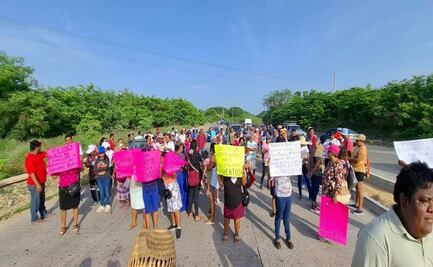 Pescadores protestan contra PEMEX por presunta contaminación en La Ventosa; habitantes de Salina Cruz realizan plantón frente a la refinería