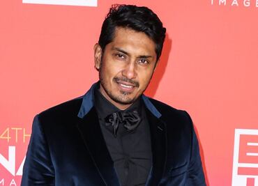 Tenoch Huerta responde así las preguntas que le hacen niños de Iztapalapa: "chíngenle porque no está fácil"