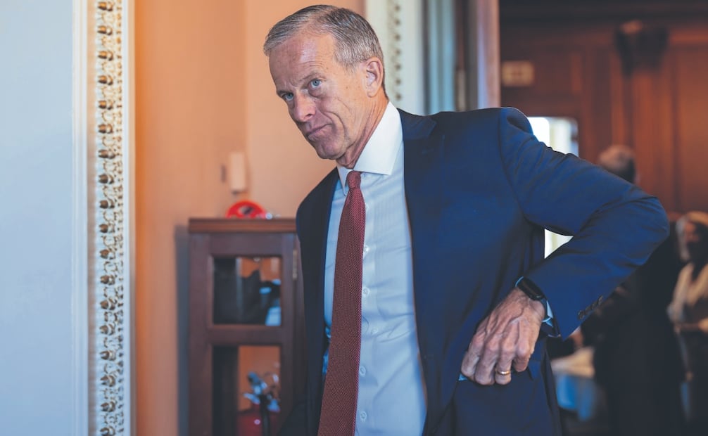 El líder de la mayoría del Senado, John Thune, tras una reunión republicana a puerta cerrada en el Capitolio en Washington, el 16 de junio. Foto: AP