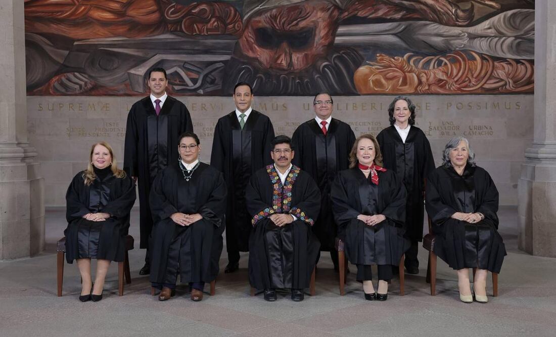 Integración de la nueva Suprema Corte de Justicia de la Nación: Hugo Aguilar Ortiz, ministro presidente, junto a los ministros Loretta Ortiz Ahlf; Lenia Batres Guadarrama; Yasmín Esquivel Mossa; María Estela Ríos González; Arístides Rodrigo Guerrero García; Giovanni Azael Figueroa Mejía; Irving Espinosa Betanzo y Sara Irene Herrerías Guerra. Foto: SCJN