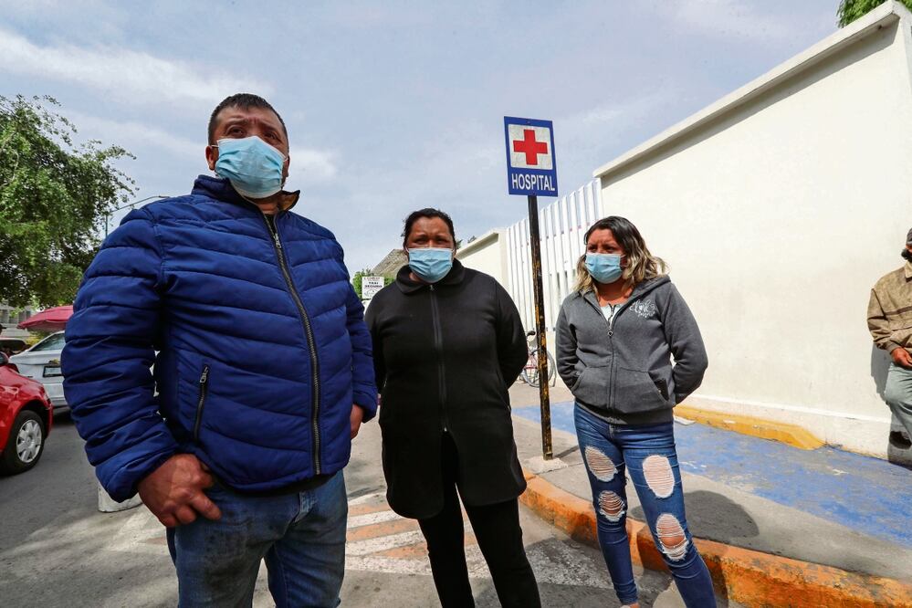 Afuera del hospital, los padres de familia exigen justicia por el ataque.. Foto: Jorge Alvarado / EL UNIVERSAL