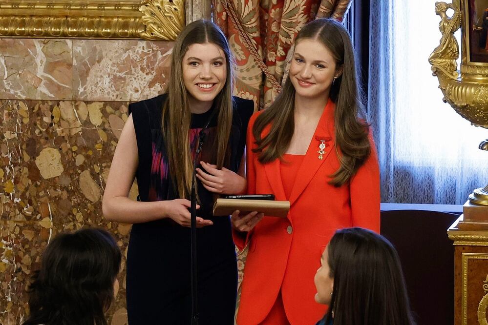 La infanta Sofía de España, a la izquierda, y la princesa Leonor sonríen antes de un almuerzo por los 10 años de la proclamación del Rey Felipe VI de España en el Palacio Real de Madrid. FOTO: CHEMA MOYA. AP